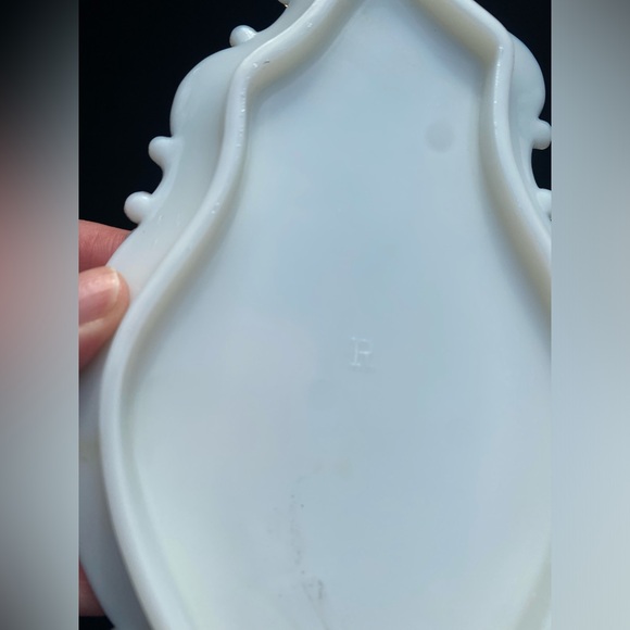 🤍🖤HP🖤🤍 Milk Glass Antique Victorian Dresser Pin Tray with Paisley Scroll Edging - Picture 10 of 10